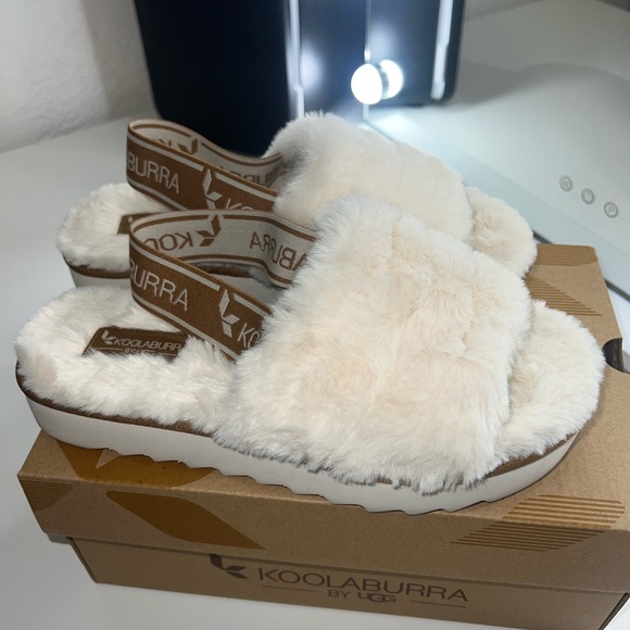 Ugg slippers - Picture 1 of 4